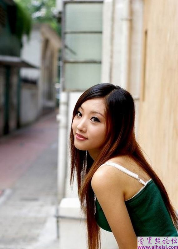 文静的大一女生