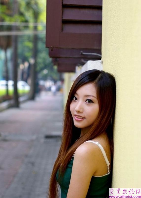 文静的大一女生