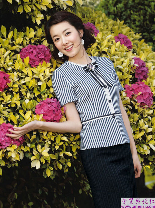 文静的的上海美女街头服装秀