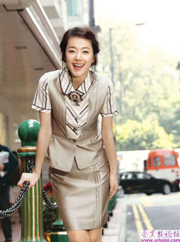 文静的的上海美女街头服装秀