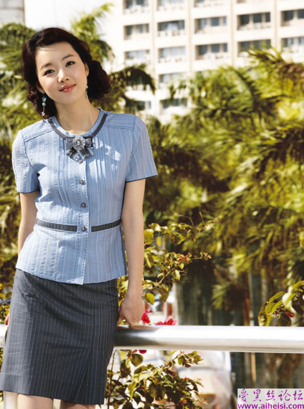 文静的的上海美女街头服装秀