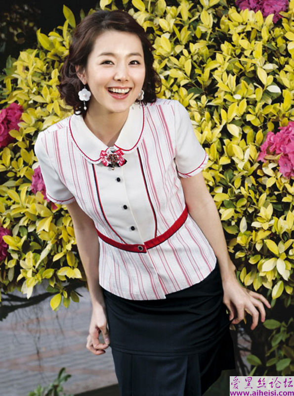 文静的的上海美女街头服装秀