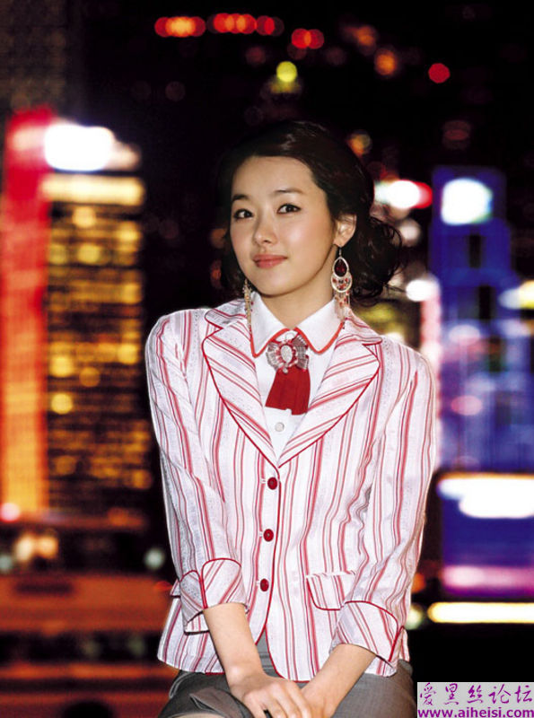 文静的的上海美女街头服装秀