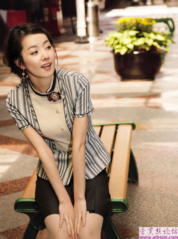 文静的的上海美女街头服装秀
