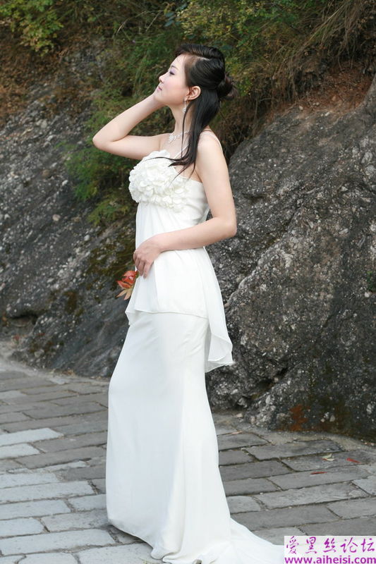 新婚蜜月之旅的漂亮新娘