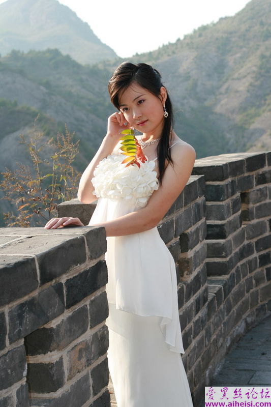 新婚蜜月之旅的漂亮新娘