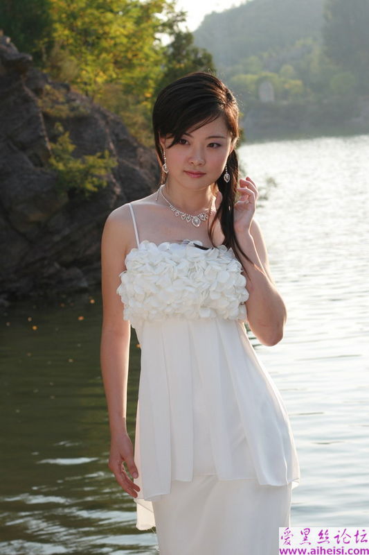 新婚蜜月之旅的漂亮新娘