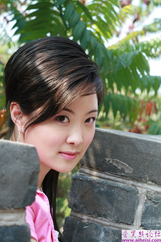 新婚蜜月之旅的漂亮新娘