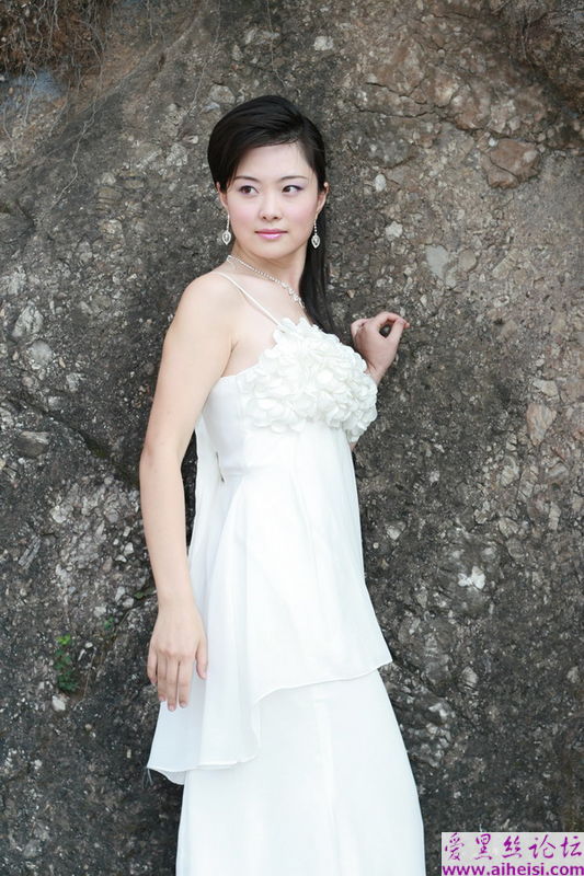 新婚蜜月之旅的漂亮新娘