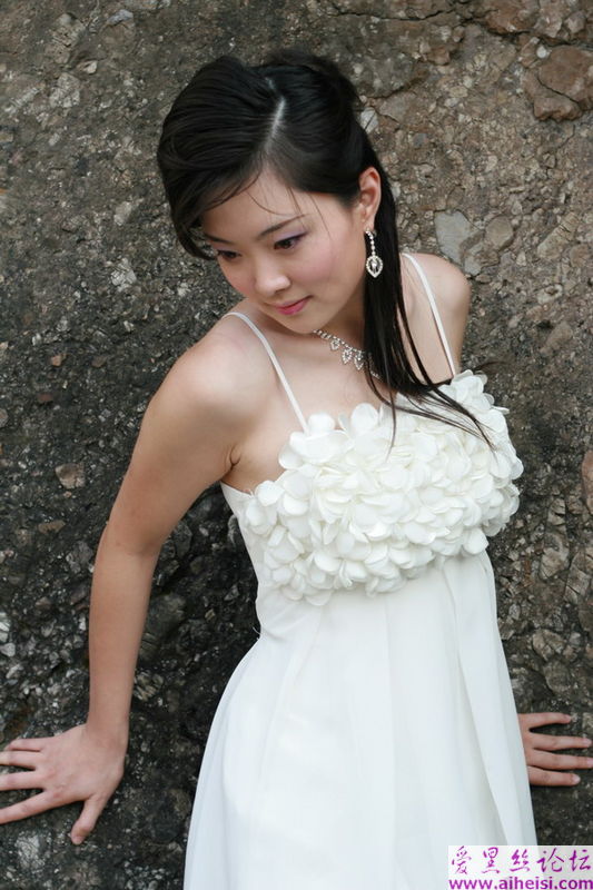 新婚蜜月之旅的漂亮新娘