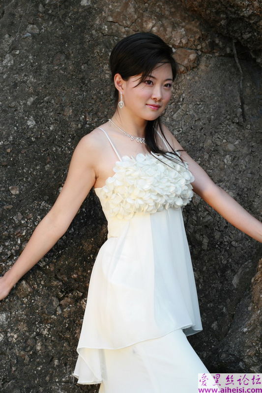新婚蜜月之旅的漂亮新娘