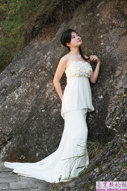 新婚蜜月之旅的漂亮新娘