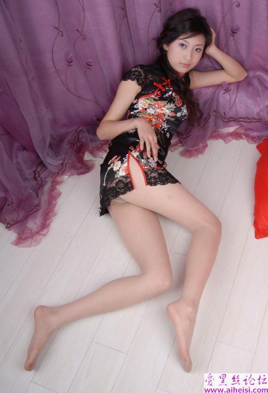 旗袍美女_当心看的流鼻血