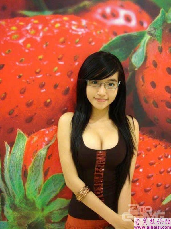 Elly Tran Ha 童颜巨乳!越南美女,真正的胸器