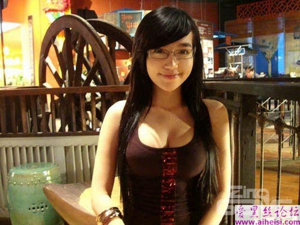 Elly Tran Ha 童颜巨乳!越南美女,真正的胸器