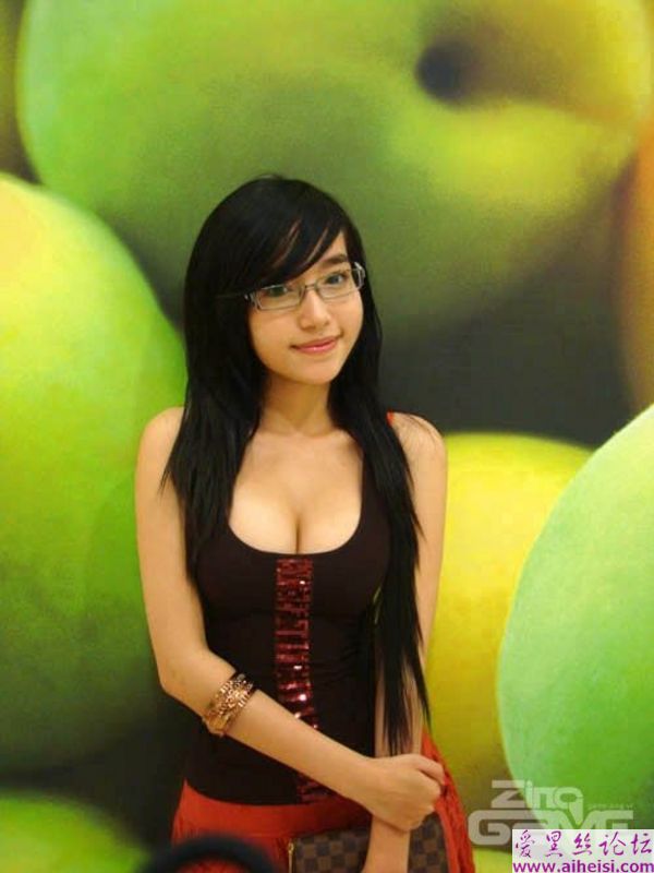 Elly Tran Ha 童颜巨乳!越南美女,真正的胸器