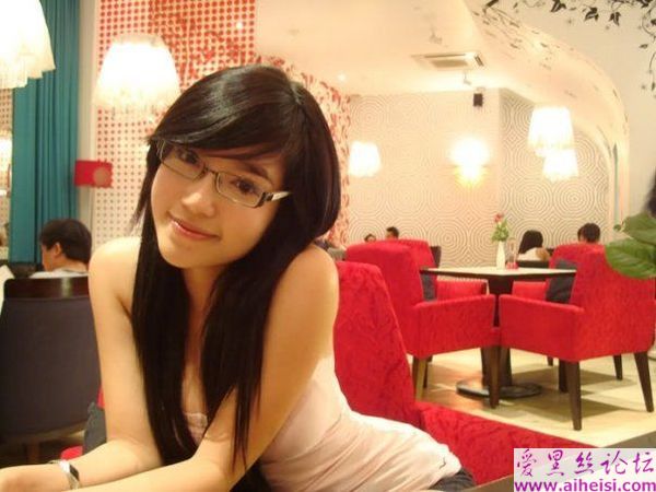 Elly Tran Ha 童颜巨乳!越南美女,真正的胸器