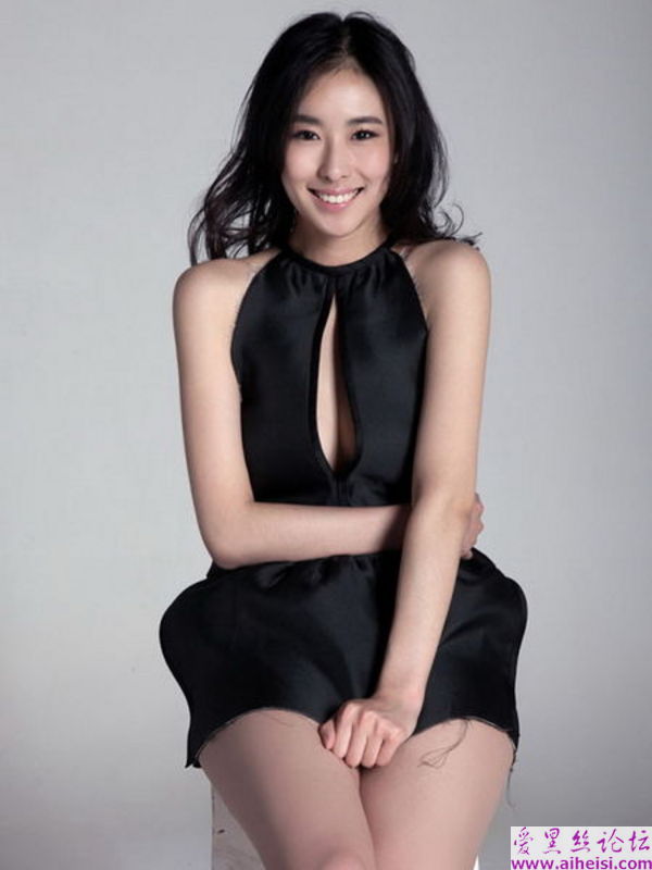 足球宝贝兽兽复出拍摄性感写真