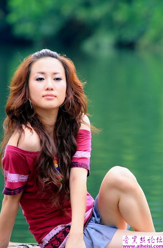 丽江边上风情万种俏丽美眉 