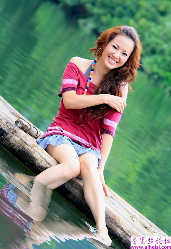 丽江边上风情万种俏丽美眉 