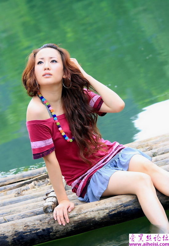 丽江边上风情万种俏丽美眉 