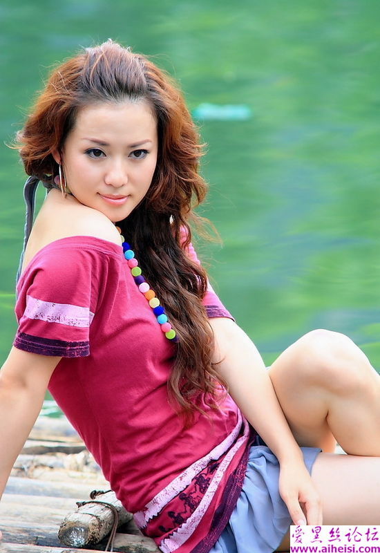 丽江边上风情万种俏丽美眉 