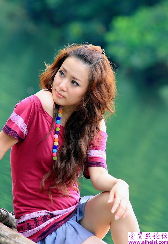 丽江边上风情万种俏丽美眉 