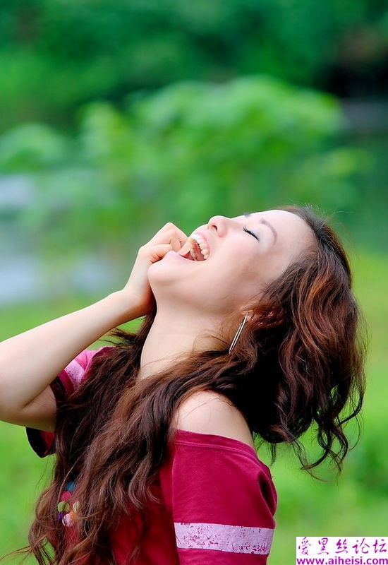 丽江边上风情万种俏丽美眉 