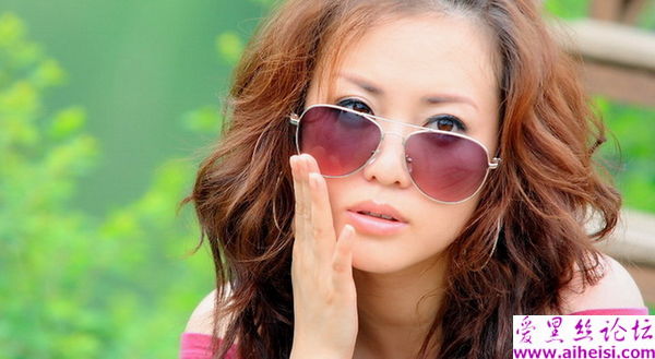 丽江边上风情万种俏丽美眉 