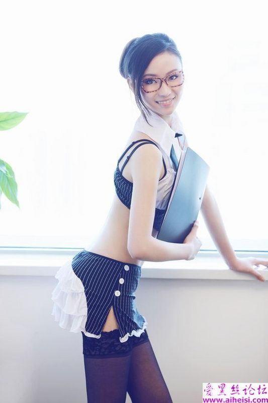 新生代女秘书何佳仪性感眼镜娘