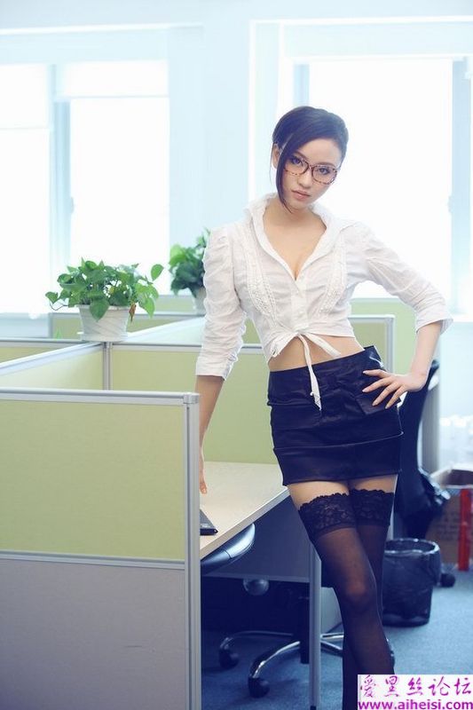 新生代女秘书何佳仪性感眼镜娘