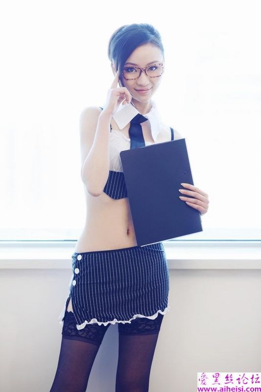 新生代女秘书何佳仪性感眼镜娘