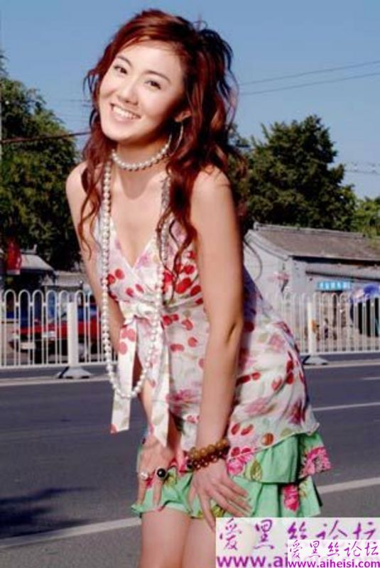 中国女演员彭久洋拍全裸写真