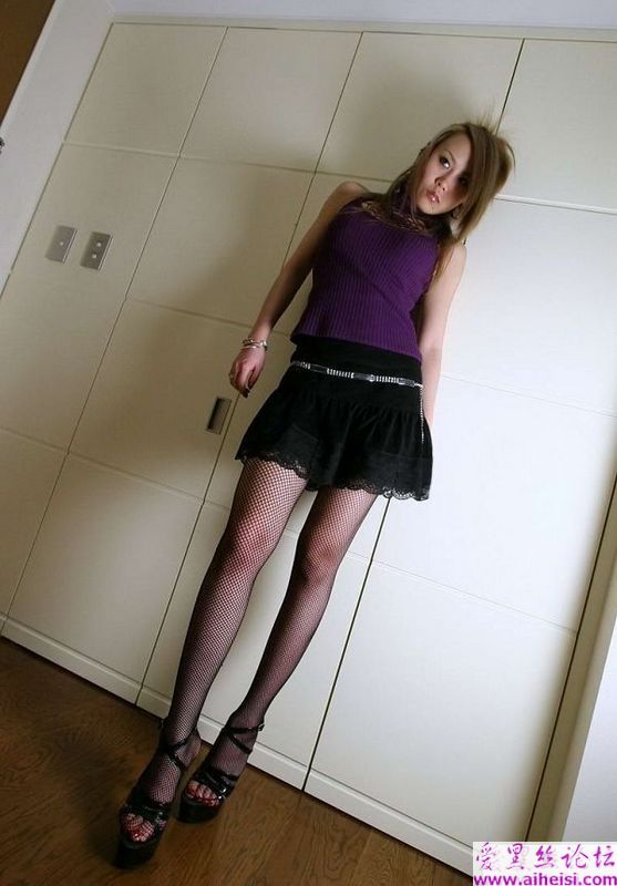 宾馆里的黑网美腿少女