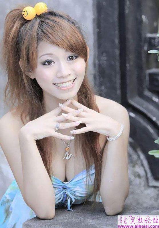 清纯低胸吊带美女