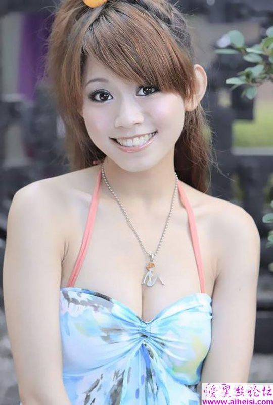 清纯低胸吊带美女