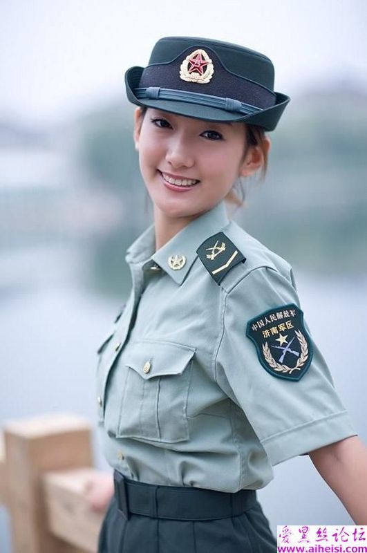 很少见的纯国产制服，很漂亮