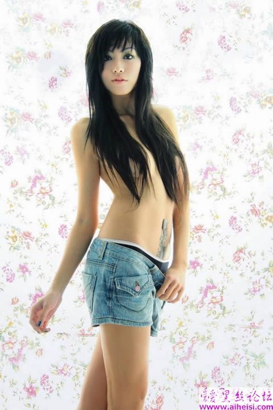 性感的纹身美女写真