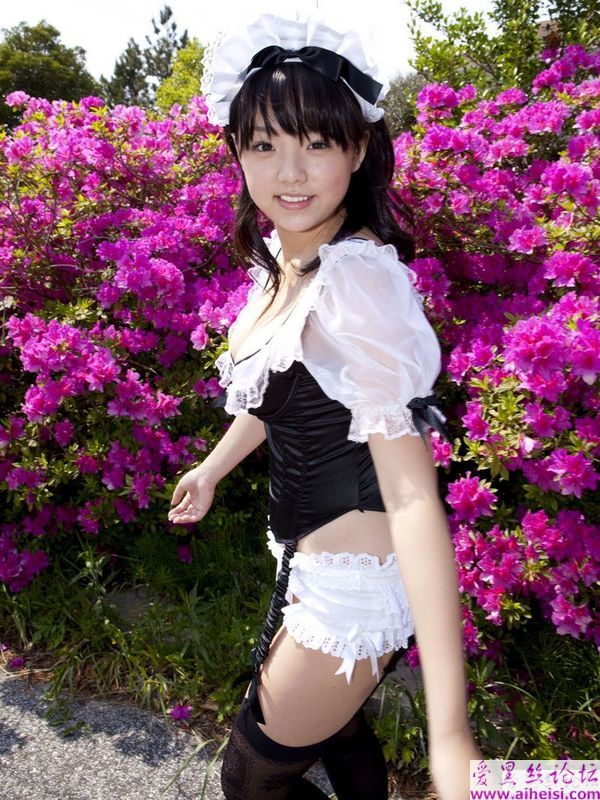 清纯的童颜巨乳黑丝女佣