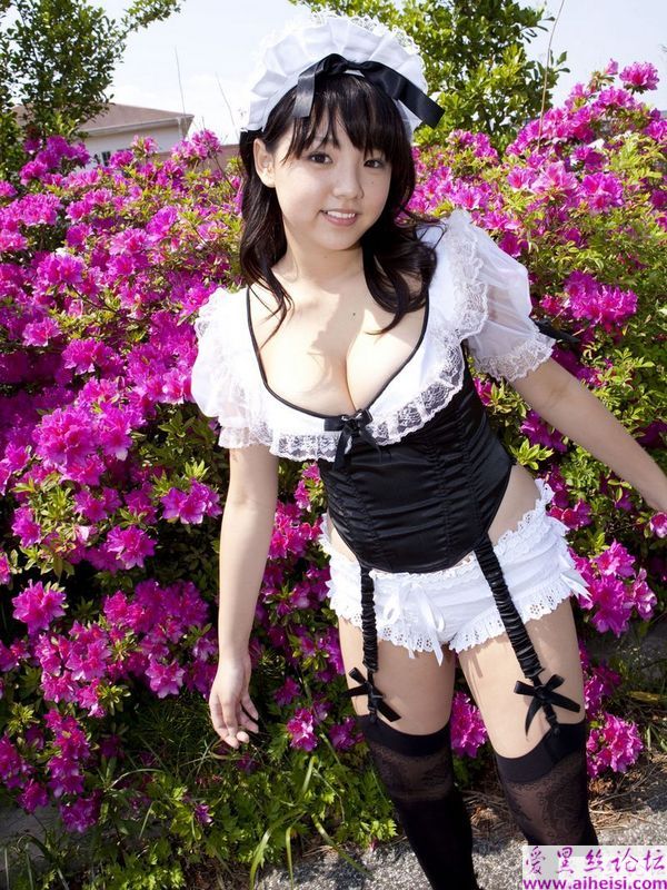 清纯的童颜巨乳黑丝女佣