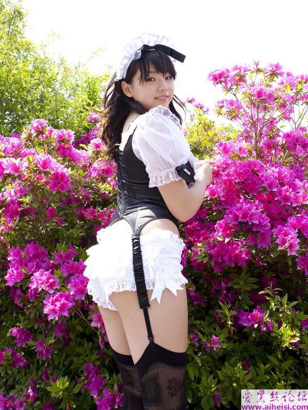 清纯的童颜巨乳黑丝女佣