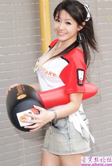 性感好身材，超甜美的展场美眉