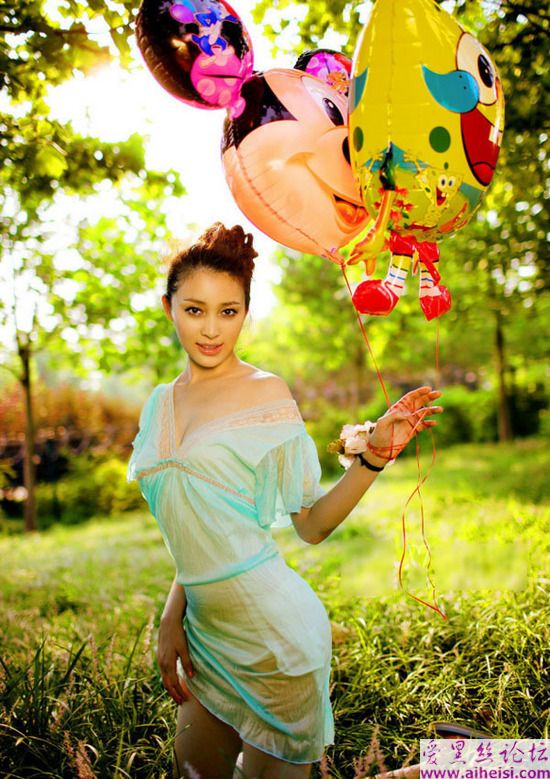 新版“潘金莲”甘婷婷野外性感写真曝光
