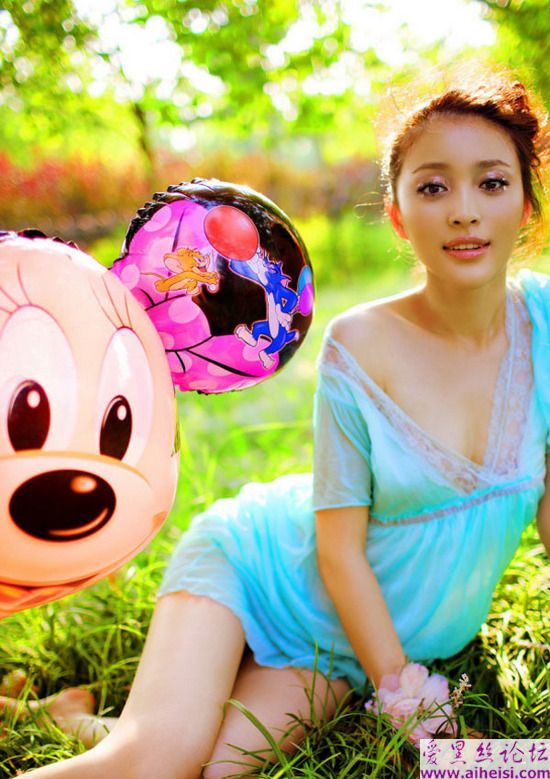新版“潘金莲”甘婷婷野外性感写真曝光