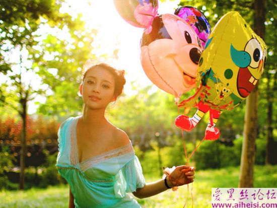 新版“潘金莲”甘婷婷野外性感写真曝光