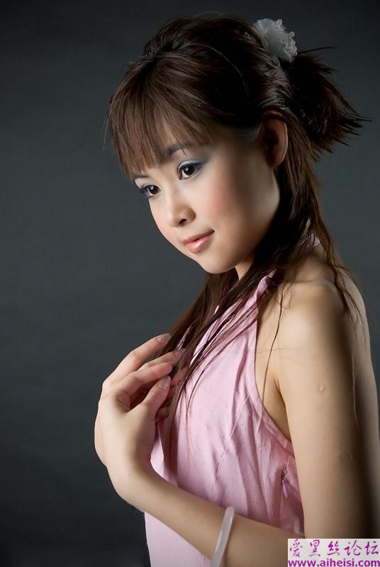 让人心动的丰腴女孩 