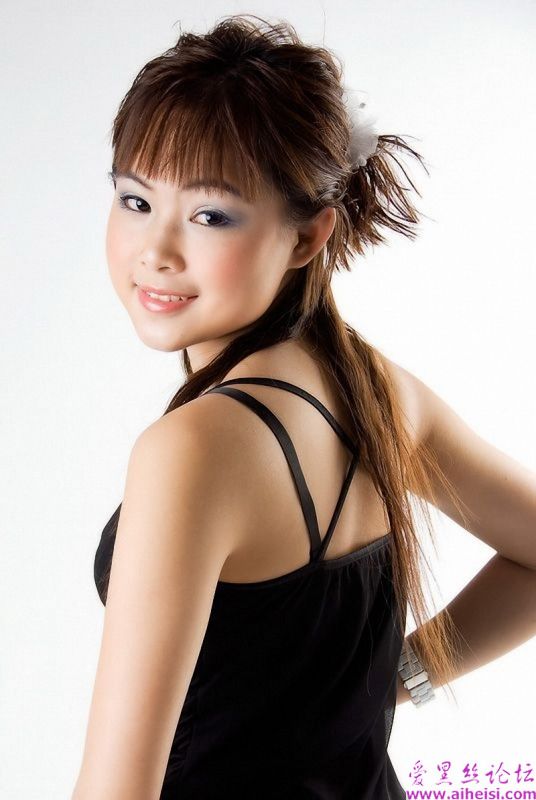 让人心动的丰腴女孩 
