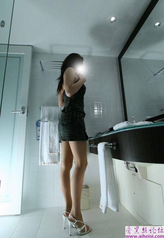 牛仔短裙女郎的肉丝腿