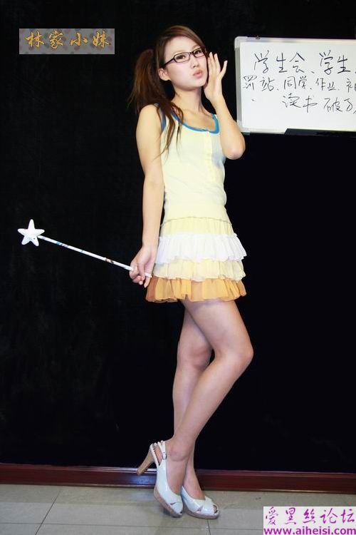 邻家小妹媚眼放电~小心被电到哦