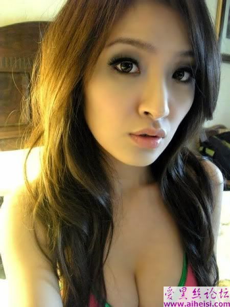 90后富家MM 惹火自拍秀性感美胸